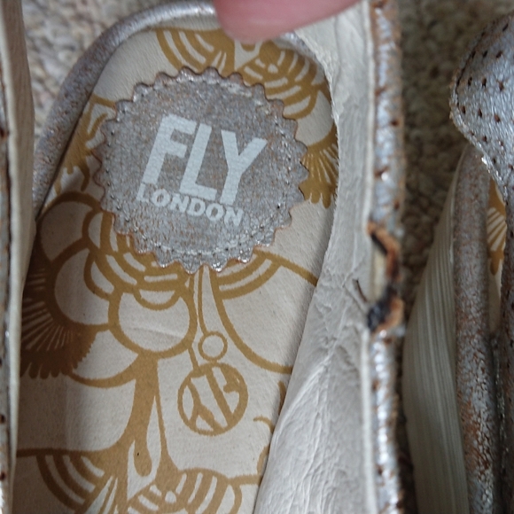 Fly London Yazu cool pearl Silver Perforated Leather Wedge size 9.5 - Picture 11 of 14